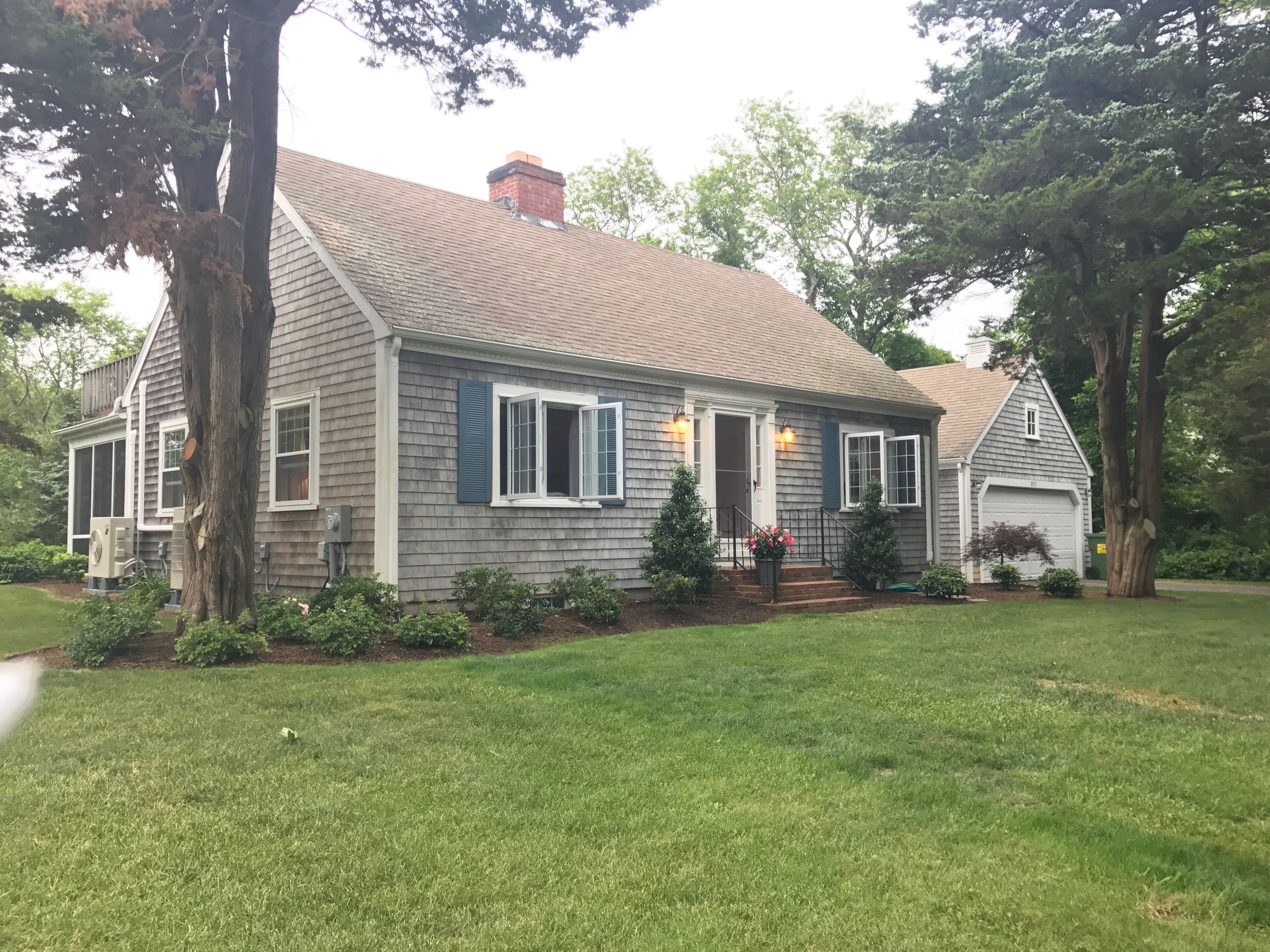 Walk to Beach! 3 bedrooms, huge yard, bay views, AC