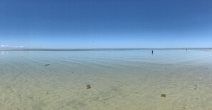 Playa en los alrededores, camastros y toallas de playa 