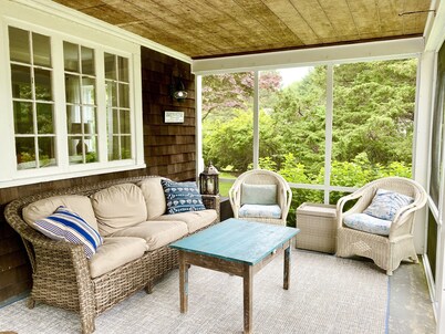 Walk to Beach! 3 bedrooms, huge yard, bay views, A/C