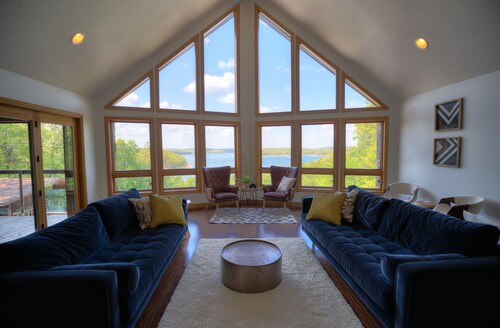 Lakefront House • Sleeps 30 • Heated Pool • Hiking Trail • 10 mins to Marina
