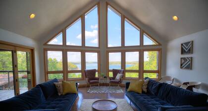 Lakefront House • Sleeps 30 • Heated Pool • Hiking Trail • 10 mins to Marina
