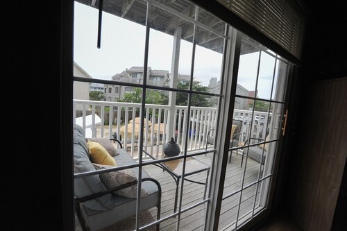 Apt C Dog-Friendly Apartment located approximately 125 feet to the Beach