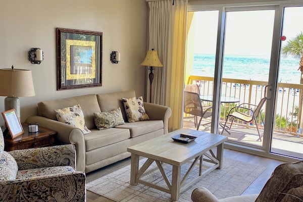 Large Oceanfront Livingroom with amazing view of the ocean