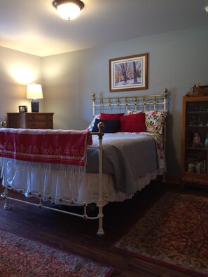 2 bedrooms, desk, free WiFi, bed sheets - A perfect, quiet baseball rental in the woods near Cooperstown, NY (Hartwick)