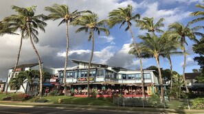 Ein Gebäude mit einem Restaurant im Erdgeschoss und einer Bar auf der oberen Ebene.