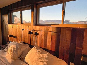 2 bedrooms, WiFi, bed sheets - Javelina Hideout: Modern eco-friendly private home (Alpine)