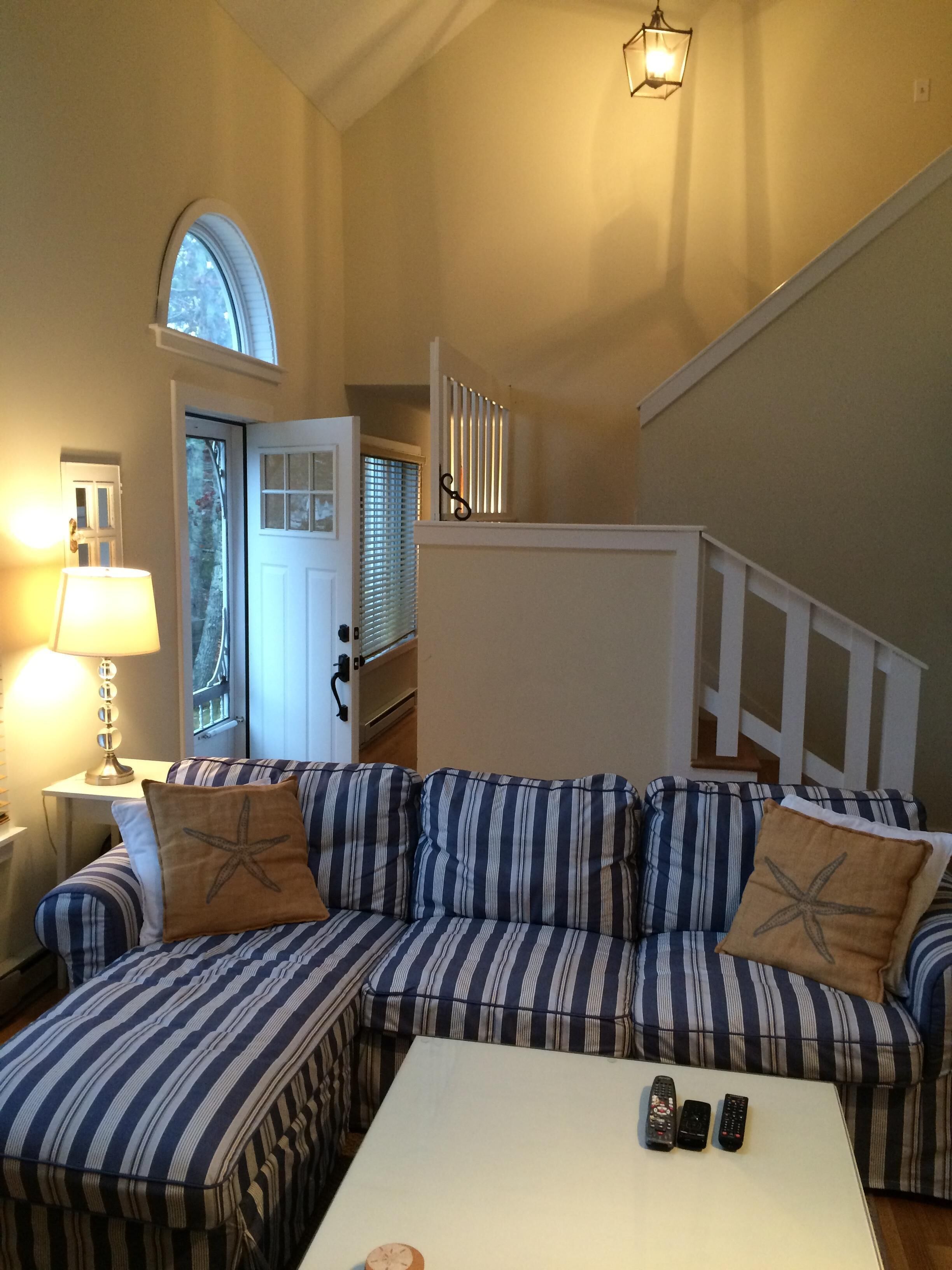 Your "Vineyard Dream" Vacation - OAK BLUFFS -Sunny Open Floor Plan Close to Town