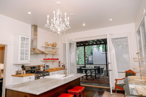 Réfrigérateur, four à micro-ondes, un four, surface de cuisson