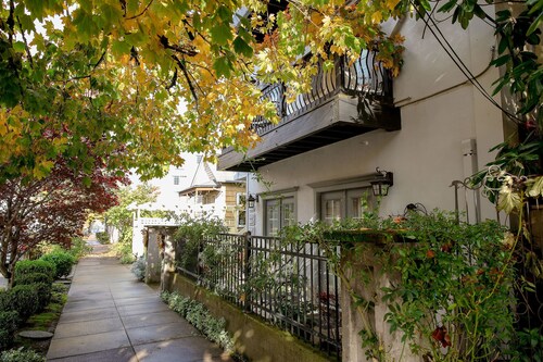 Victorian with Modern Comforts in NW Portland. Driveway Parking. Walk to it all!