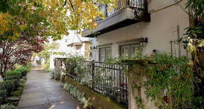 Victorian with Modern Comforts in NW Portland. Driveway Parking. Walk to it all!