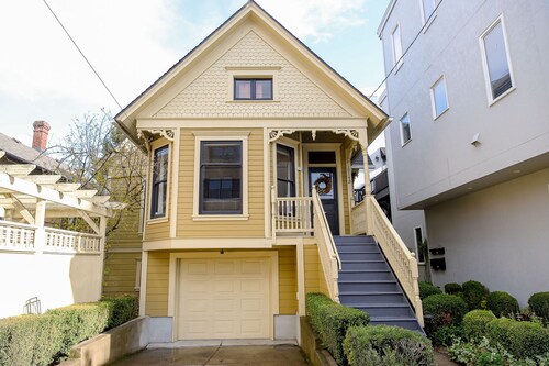 Victorian with Modern Comforts in NW Portland. Driveway Parking. Walk to it all!