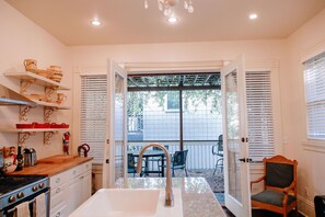 Fridge, microwave, oven, stovetop - Victorian with Modern Comforts in NW Portland.Free parking spot. Walk to it all! (Portland)