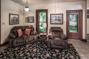 Fernseher, DVD-Player, Bücher, Musikbibliothek