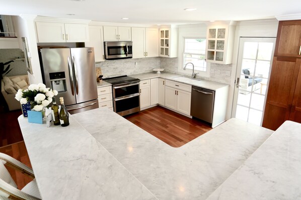 Jääkaappi, mikroaaltouuni, uuni, liesi