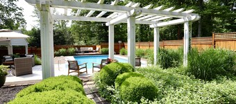 Rare find! Chic cottage, salt water heated pool May 15-Oct15.