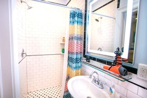 Hair dryer, towels - Elysian Historic Cottage Historic Getaways (New Orleans)