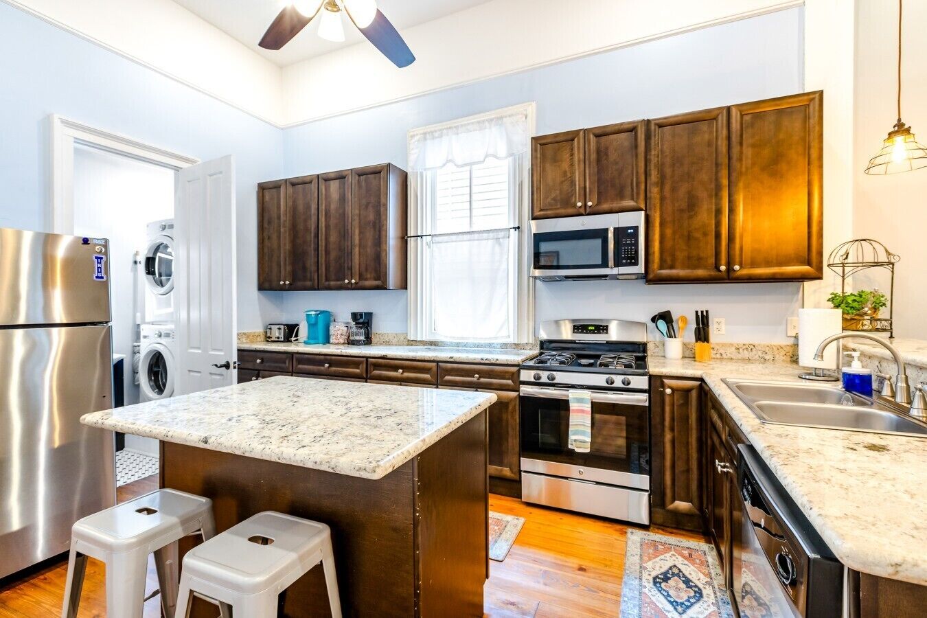 Coffee/tea maker, fridge, microwave, oven