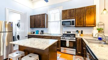 Coffee/tea maker, fridge, microwave, oven