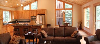 Newer Built ski to ski lift , Extra Master Bedroom ,Sleeps 10