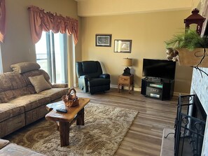 Fernseher, Kamin, DVD-Player