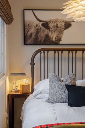 2 bedrooms, desk, iron/ironing board, travel crib