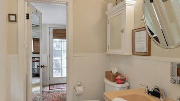 Ensemble douche/baignoire, sèche-cheveux, serviettes fournies, savon