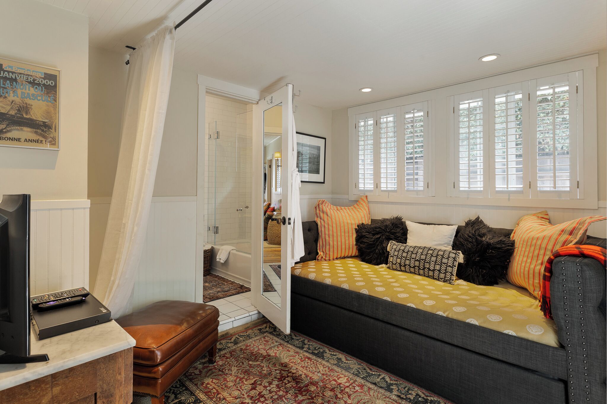 Een smart-tv, een open haard, een dvd-speler en boeken