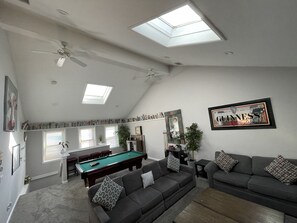 Téléviseur connecté, table de ping-pong, chaîne audio