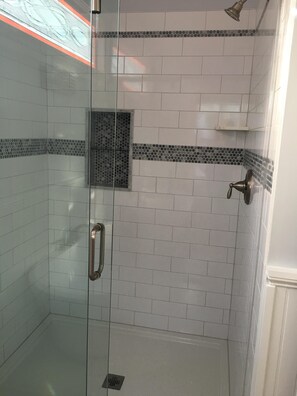 Baignoire, séchoir à cheveux, savon, papier de toilette