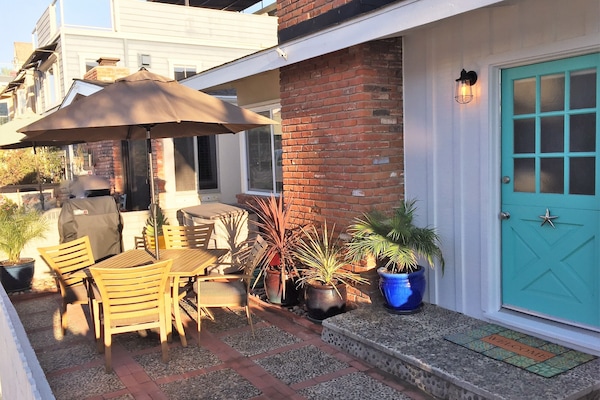 Starfish Cottage-Large, private front patio. Come relax and enjoy! 1Blk to Beach