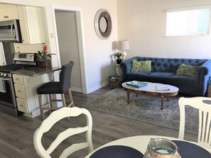 Smart TV, fireplace, DVD player, music library - Starfish Cottage-Charm/Comfort, Remodeled, Clean, 1 Blk To Beach,2 Blks To Bay (Newport Beach)