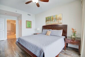 3 bedrooms, iron/ironing board, WiFi, bed sheets - Laketown Wharf 1332 Relaxing In Paradise! Amazing Family Getaway❤️ (Panama City Beach)