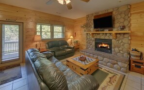 Televisor intel·ligent, llar de foc, reproductor de DVD i futbolí 