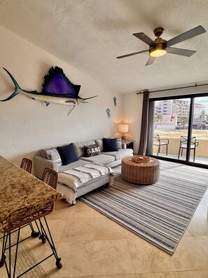 Smart TV, lettore DVD, tavolo da ping pong, libri