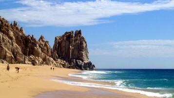 Sulla spiaggia, lettini da mare, teli da spiaggia