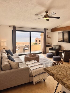 Smart TV, lettore DVD, tavolo da ping pong, libri