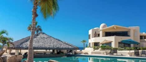 Een buitenzwembad en een verwarmd zwembad