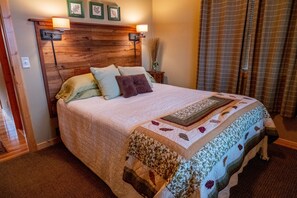 2 bedrooms, iron/ironing board, free WiFi, bed sheets - Charming Cabin on Fish Trap Lake: Fireplace, boat lift & beautiful walk out (Cushing)
