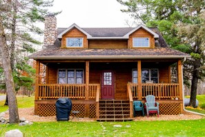 Exterior - Charming Cabin on Fish Trap Lake: Fireplace, boat lift & beautiful walk out (Cushing)