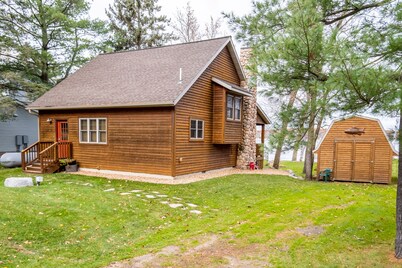 Charming Cabin on Fish Trap Lake: Fireplace, boat lift & beautiful walk out