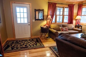 Smart TV, fireplace, DVD player, books - Charming Cabin on Fish Trap Lake: Fireplace, boat lift & beautiful walk out (Cushing)