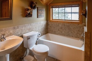 Bathtub, hair dryer, towels, soap - Charming Cabin on Fish Trap Lake: Fireplace, boat lift & beautiful walk out (Cushing)