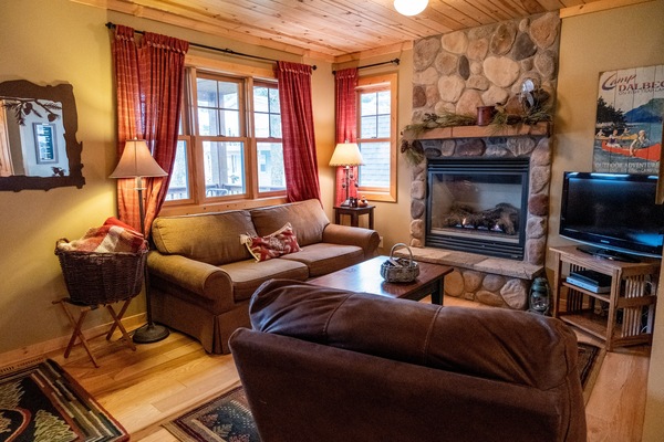 Smart-TV, Kamin, DVD-Player, Bücher