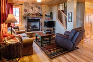 Smart TV, fireplace, DVD player, books - Charming Cabin on Fish Trap Lake: Fireplace, boat lift & beautiful walk out (Cushing)