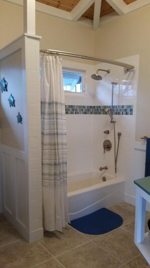 Combined shower/tub, hair dryer, towels, soap - Ocean Beach Home In The Heart Of Authentic Old Hawaii (Captain Cook)