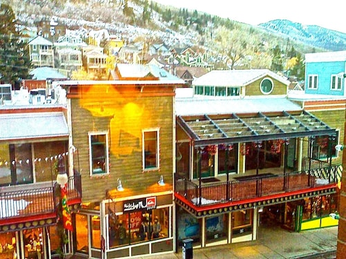Ski Condo on Main Street Park City - 1BR/1BA. Walk to Lifts & Dining