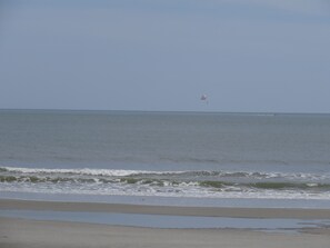 På stranden