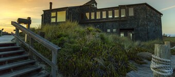 At The Beach! Insanely Great Beach House, Ocean Views, Relaxation & Pickleball