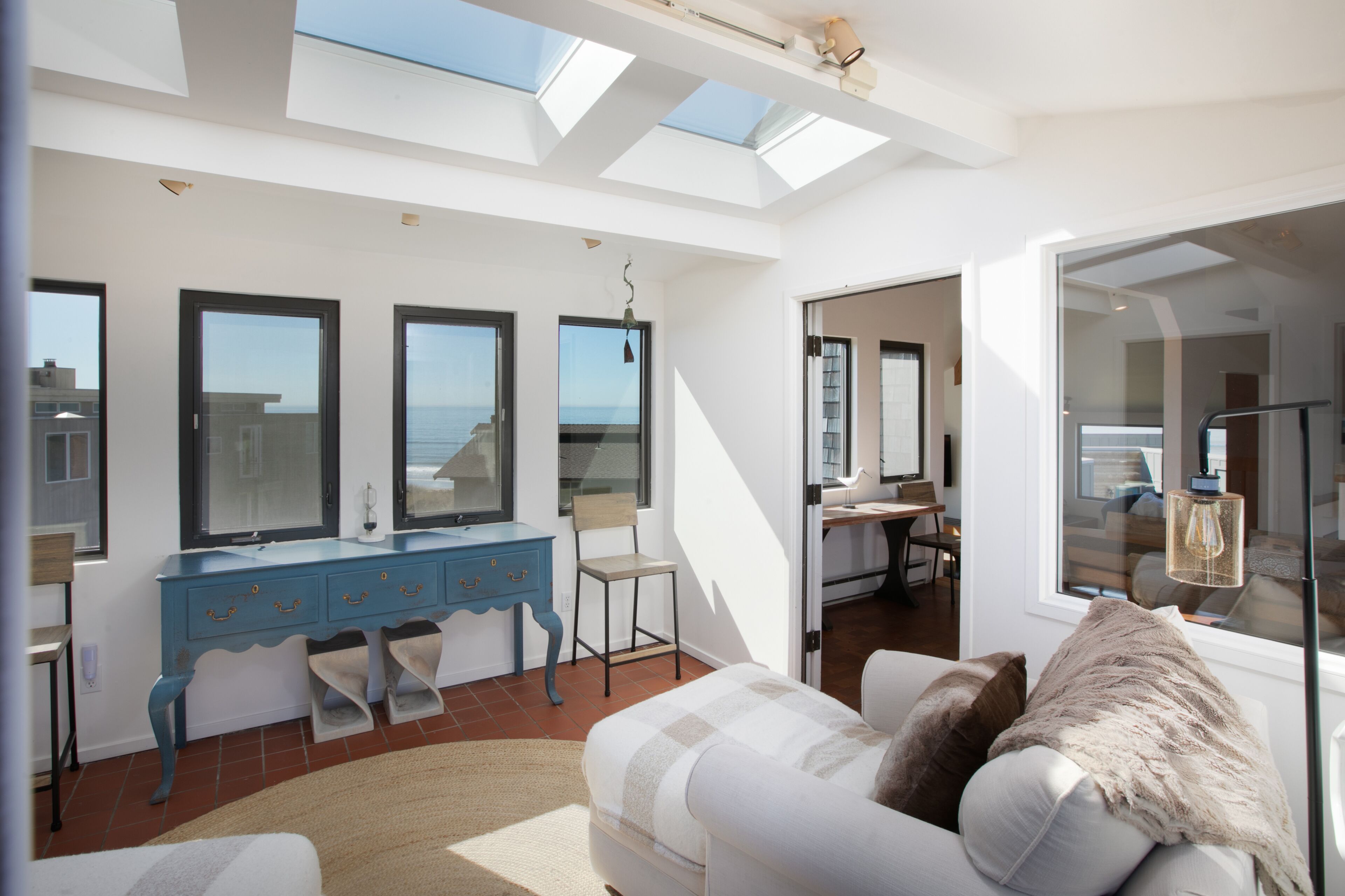 Una Smart TV, una chimenea, un reproductor de DVD, libros