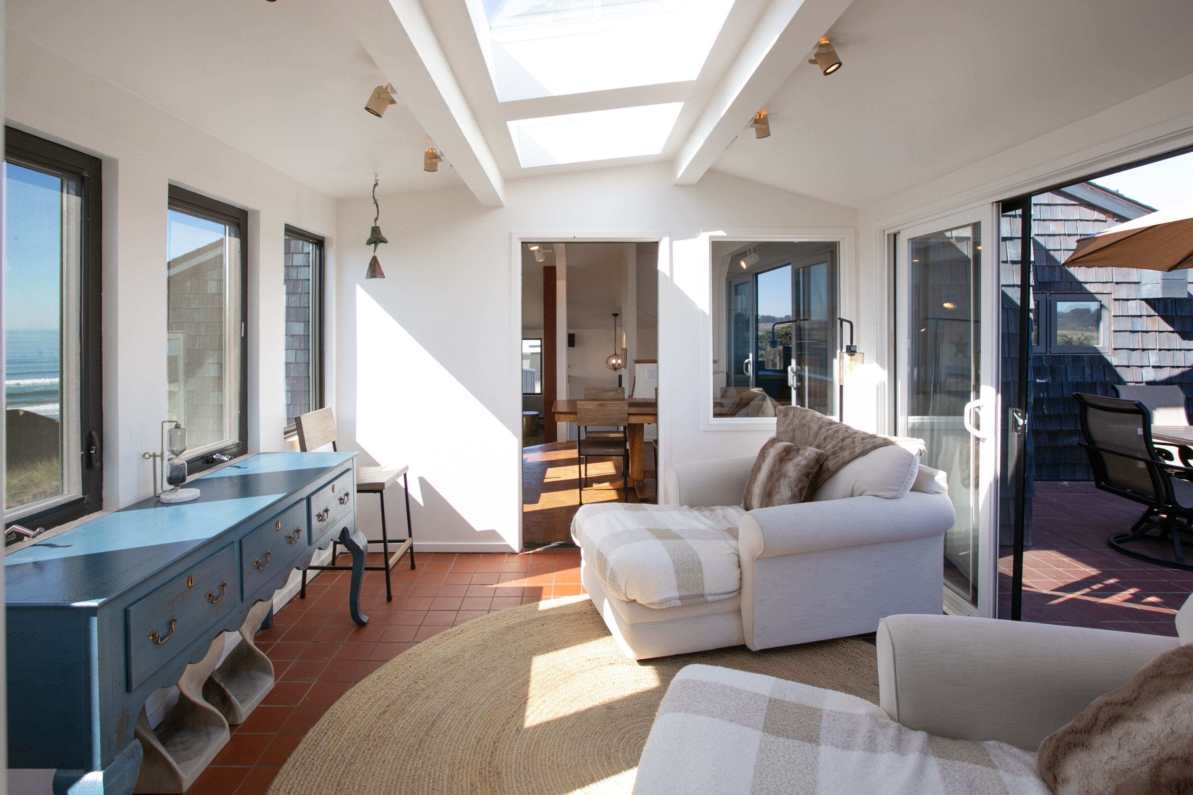 TV connectée, cheminée, lecteur de DVD, livres